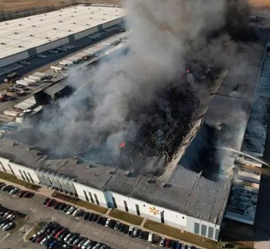 Fire in Walmart's 1.2 Million Square Foot Warehouse in The US! Goods Burned to The Ground and Delivery Vehicles Were Heavily Damaged