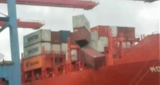 Maersks MONTE CERVANTES Container Collapses_