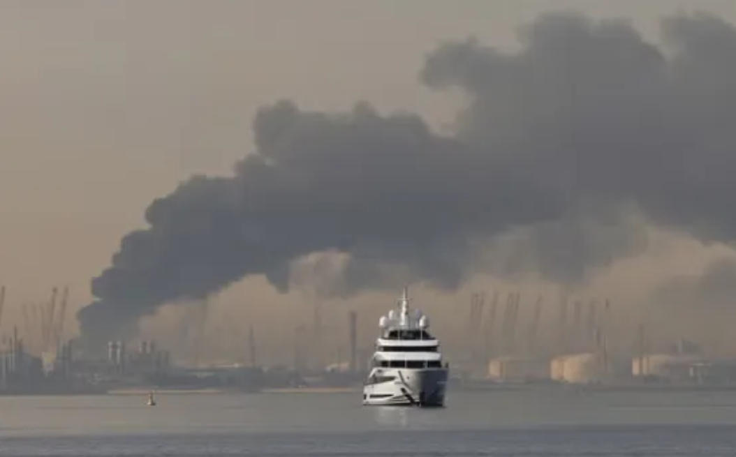 Strait Blocked, Ports Suspended: Carriers Halt All New Bookings to the Middle East