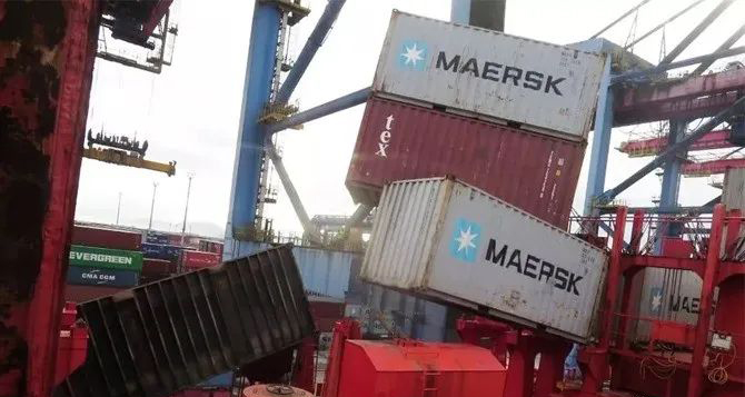Maersks MONTE CERVANTES Container Collapses_2