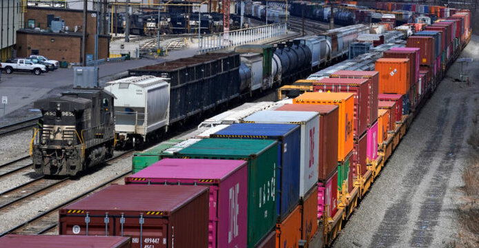 U.S. Tentative Railway Labor Deal Reached to Avert Strike-4