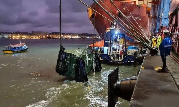Maersks MONTE CERVANTES Container Collapses
