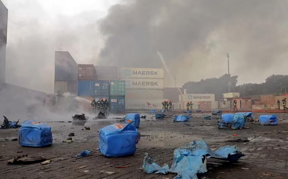 Bangladesh Battles to Douse Blaze at Container Depot_3