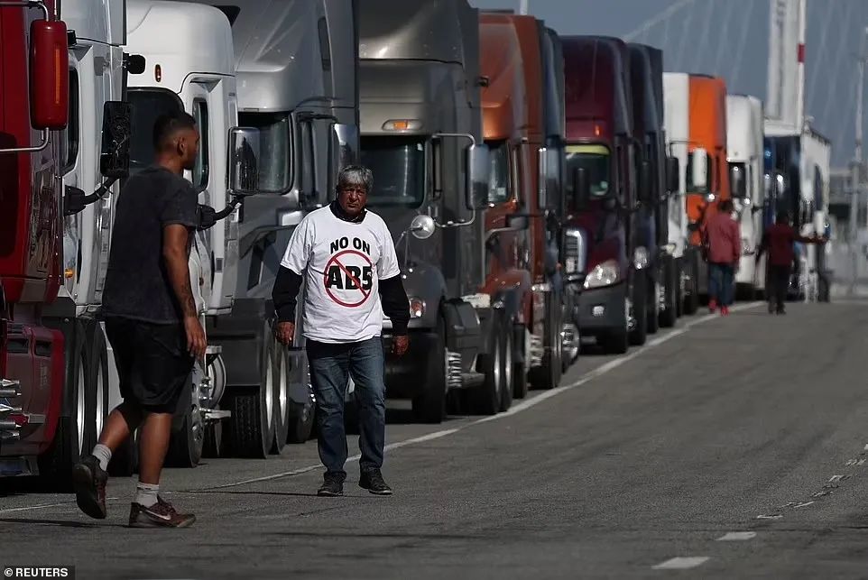 Truckers Protest AB5 Halts Cargo Flow at Oakland Port-4