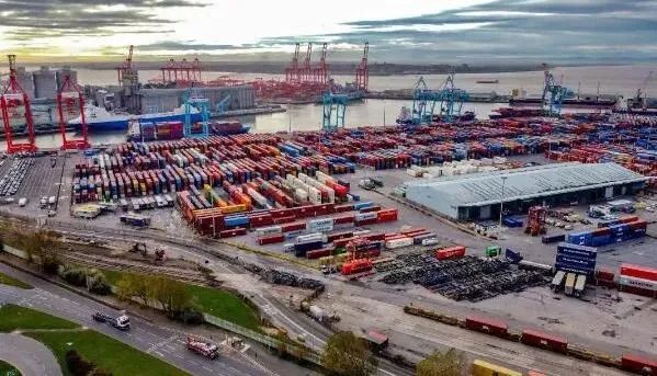 Port of Liverpool dock workers begin two-week strike-4
